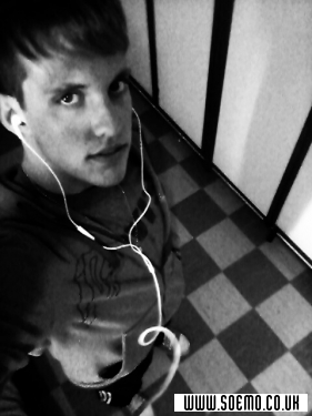 soEmo.co.uk - Emo Kids - br0kEn_w1nGs